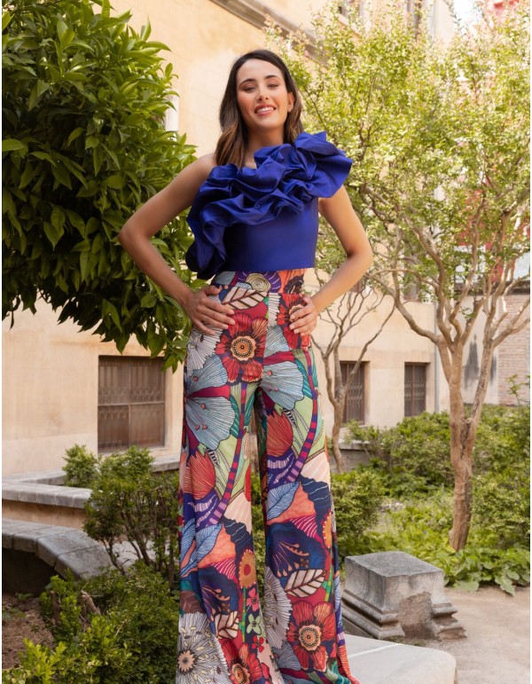 Set of top with maxi ruffle and printed straight long pants