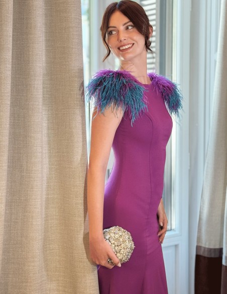 Vestido largo de fiesta sirena con hombros de plumas