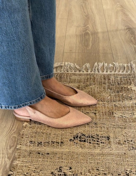 Flat ballerina in pale pink leather textured with heels