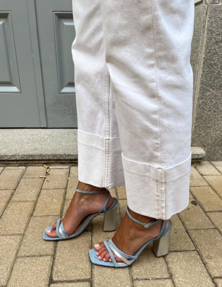 Sandalia de fiesta azul con tiras atadas al tobillo