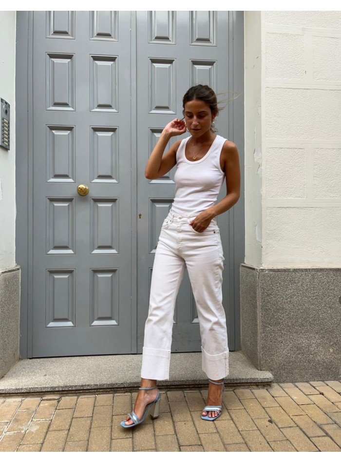 Sandalia de fiesta azul con tiras atadas al...