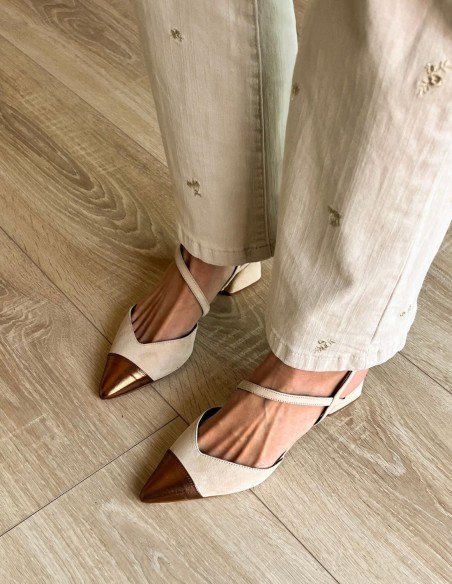 Zapato de fiesta de ante beige con punta metalizada