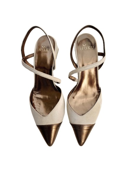 Chaussure de soirée en daim beige avec embout métallique