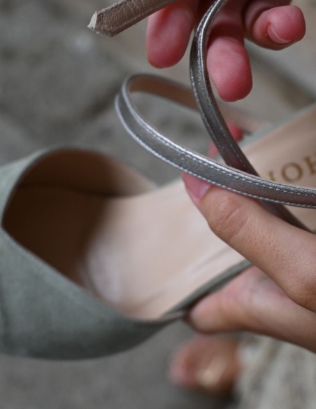 Zapato de fiesta de ante verde con detalles plateados.