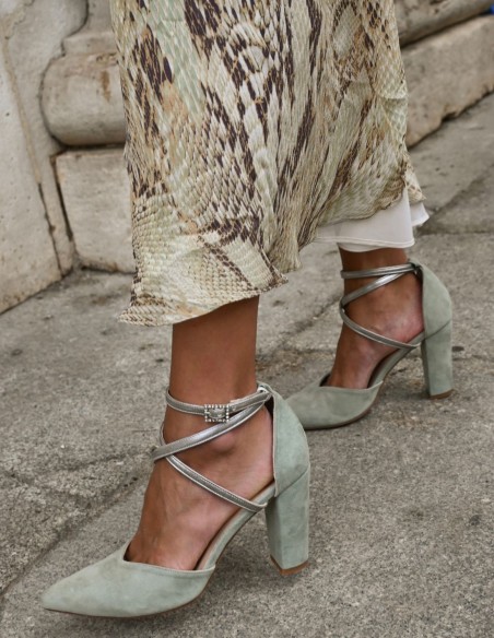 Chaussures de soirée en daim vertes avec détails argentés.