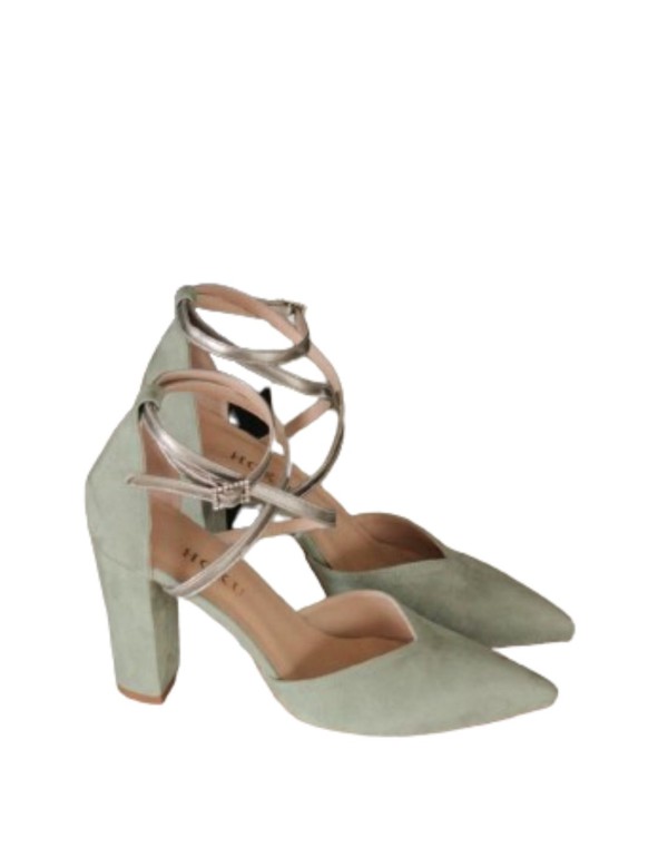 Zapato de fiesta de ante verde con detalles plateados.