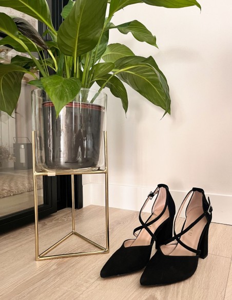 Chaussure en daim noir à brides croisées