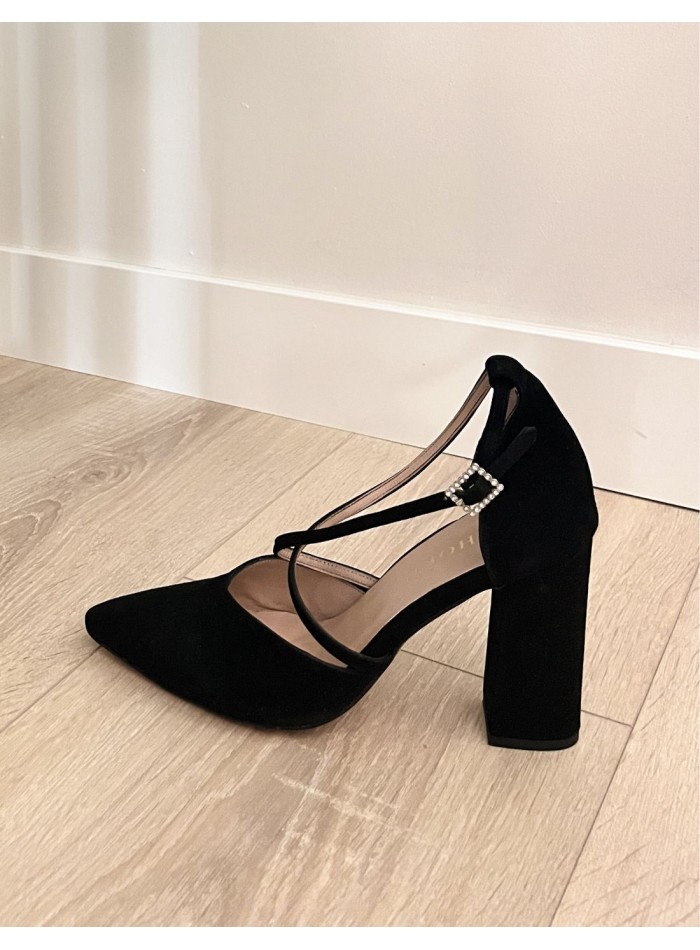 Chaussure en daim noir à brides croisées