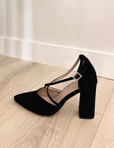 Zapato salón de ante negro con tiras cruzadas
