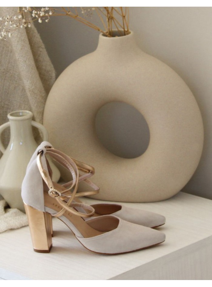 Chaussures en daim beige avec détails dorés