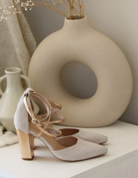 Zapato salón de ante beige con detalles dorados