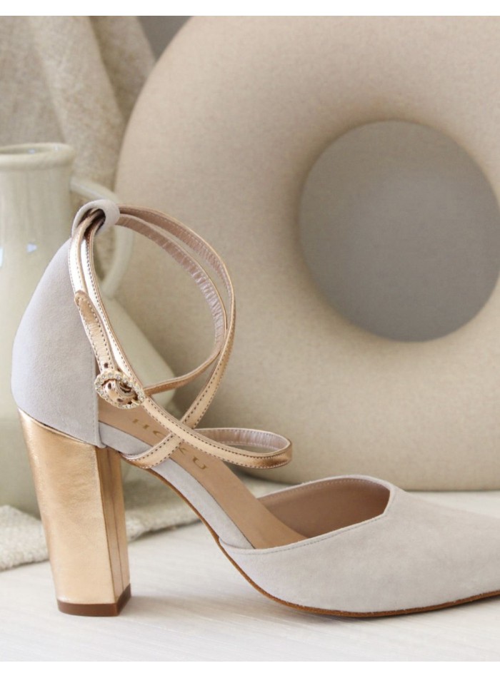 Chaussures en daim beige avec détails dorés