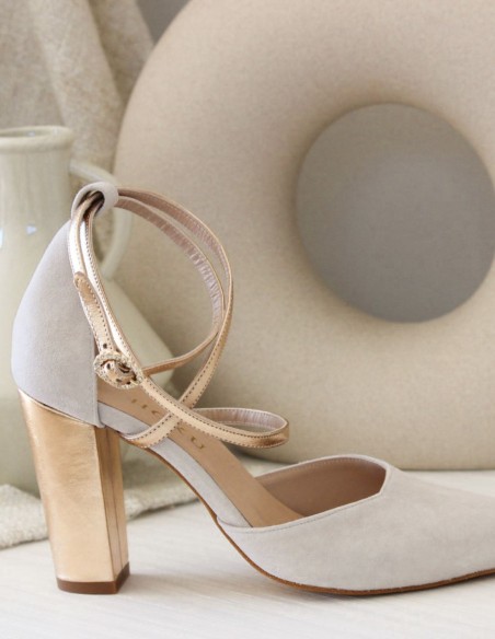 Chaussures en daim beige avec détails dorés