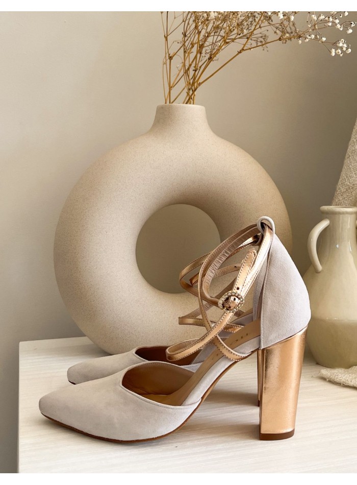 Zapato salón de ante beige con detalles dorados