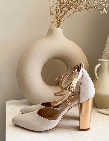 Zapato salón de ante beige con detalles dorados