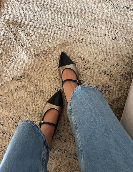 Ballerine en cuir avec détails métalliques