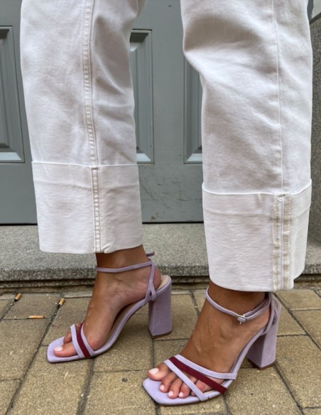 Sandalia de fiesta bicolor con tiras atadas al tobillo