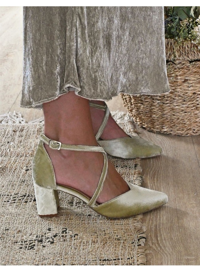 Zapato de fiesta verde de terciopelo con tacón...