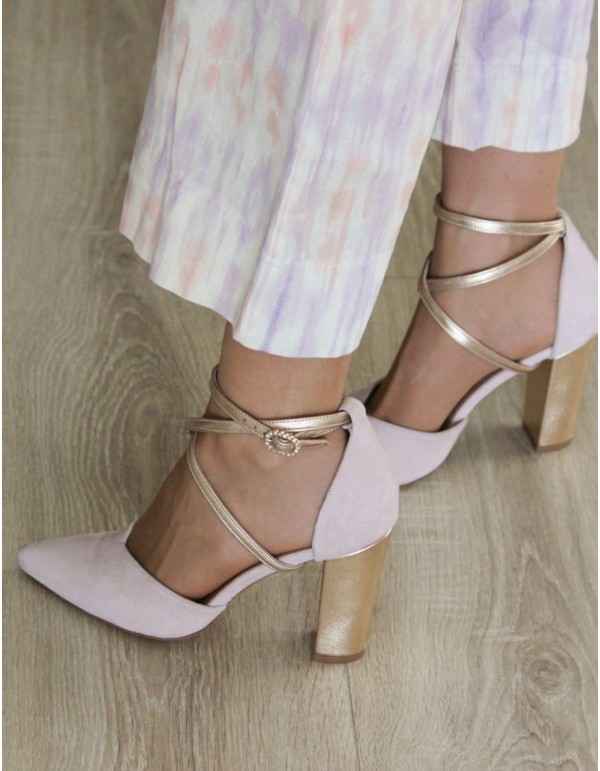 Pink suede party shoe with golden details 2