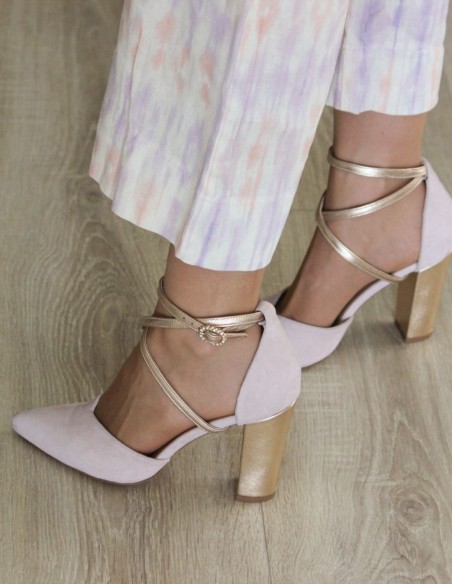 Pink suede party shoe with golden details