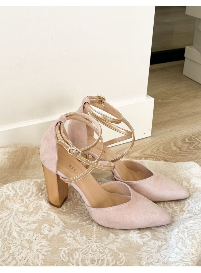 Pink suede party shoe with golden details