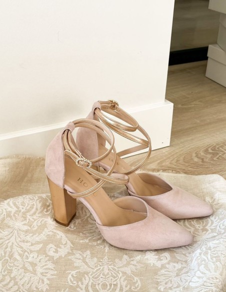 Zapato de fiesta de ante rosa con detalles dorados