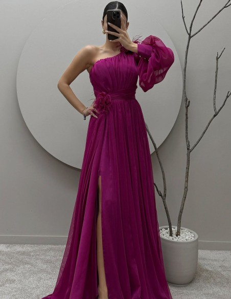 Robe longue d'invité avec épaule asymétrique et manches bouffantes