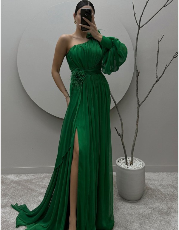 Robe longue d'invité avec épaule asymétrique et manches...