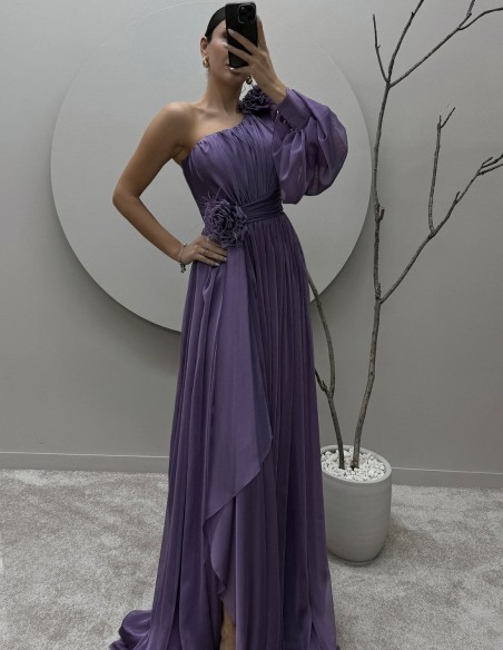 Robe longue d'invité avec épaule asymétrique et manches bouffantes