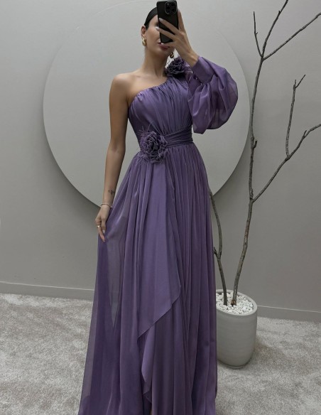 Robe longue d'invité avec épaule asymétrique et manches bouffantes