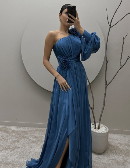Robe longue d'invité avec épaule asymétrique et manches bouffantes