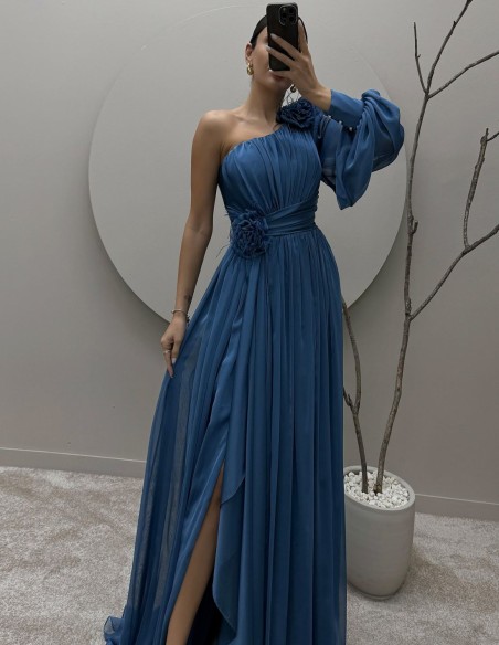 Robe longue d'invité avec épaule asymétrique et manches bouffantes