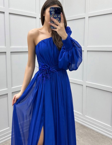 Robe longue d'invité avec épaule asymétrique et manches bouffantes