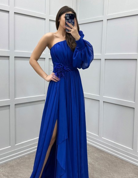 Robe longue d'invité avec épaule asymétrique et manches bouffantes