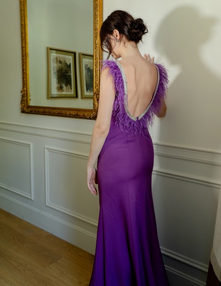 Robe de soirée longue avec décolleté en plumes dans le dos