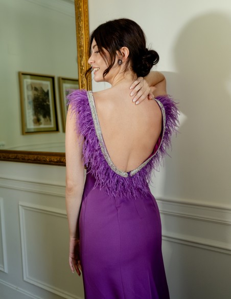 Robe de soirée longue avec décolleté en plumes dans le dos