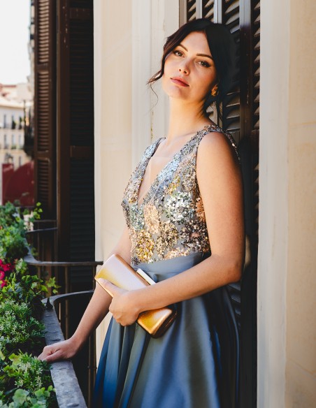 Vestido de fiesta con cuerpo de lentejuelas y falda evasé
