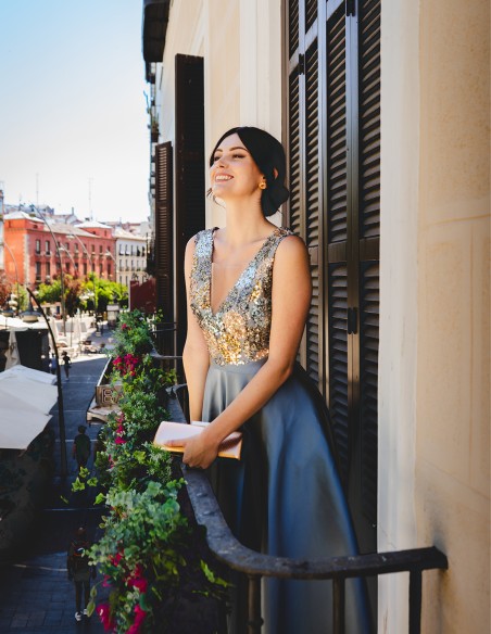 Vestido de fiesta con cuerpo de lentejuelas y falda evasé