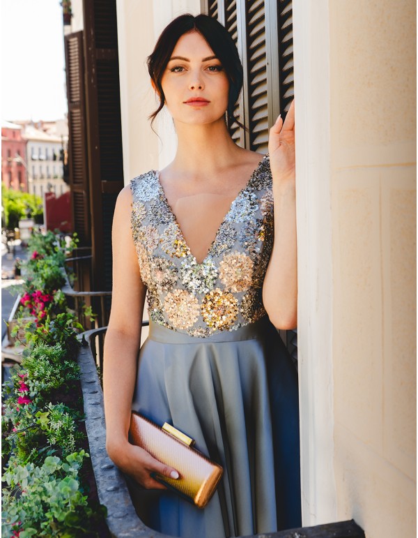 Vestido de fiesta con cuerpo de lentejuelas y falda evasé