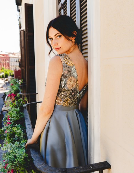 Vestido de fiesta con cuerpo de lentejuelas y falda evasé