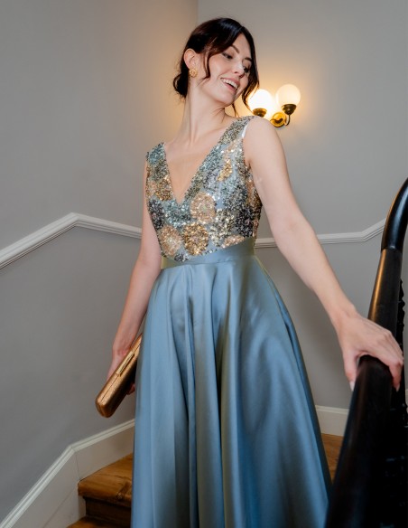 Vestido de fiesta con cuerpo de lentejuelas y falda evasé