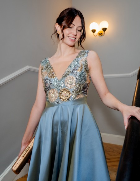 Vestido de fiesta con cuerpo de lentejuelas y falda evasé