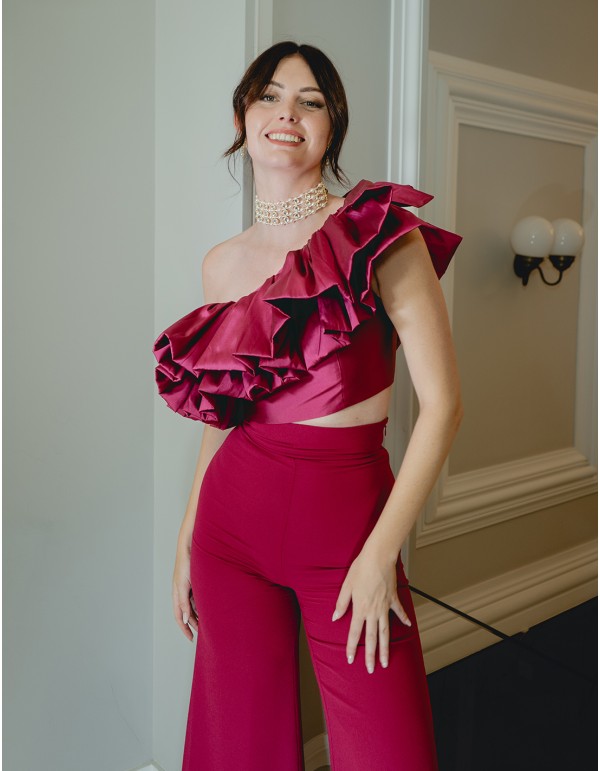 Conjunto top asimétrico con volante y pantalón largo recto
