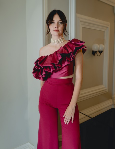 Conjunto top asimétrico con volante y pantalón largo recto