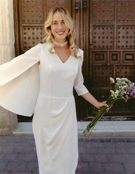 Vestido de cóctel con manga francesa asimétrica y capeada