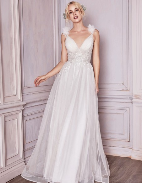 Tulle wedding dress with V-neckline and embroidery