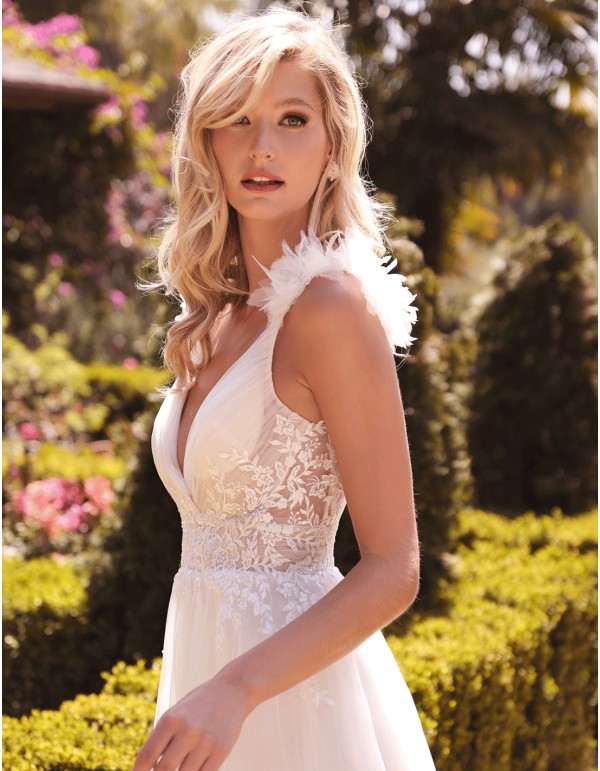 Tulle wedding dress with V-neckline and embroidery