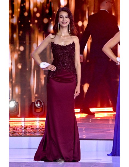 Vestido largo burdeos con escote palabra de honor y detalles de pedrería