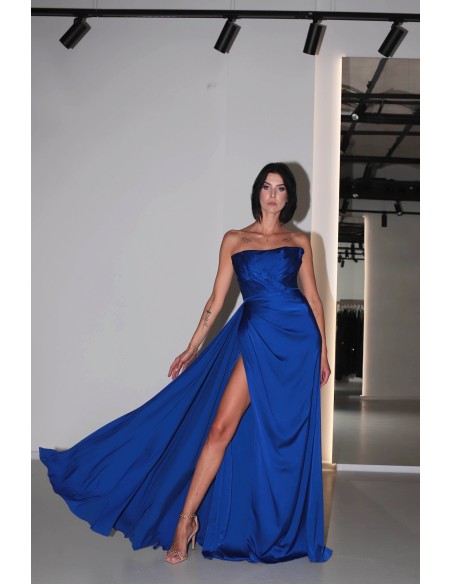 Vestido de Fiesta azul eléctrico con abertura lateral y escote palabra de honor