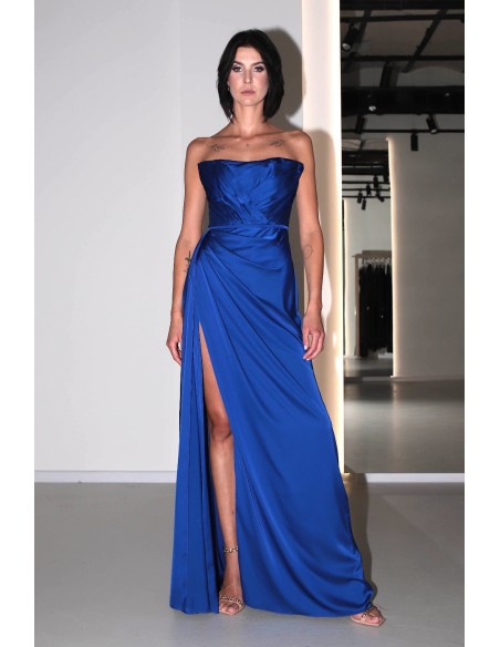 Vestido de Fiesta azul eléctrico con abertura lateral y escote palabra de honor